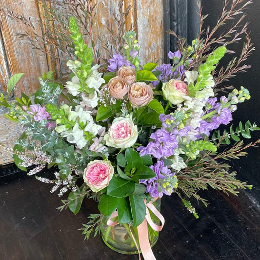 Soft pastel seasonal flowers in Bendigo presented in a glass vase by Bendigo Florist Blumetown.