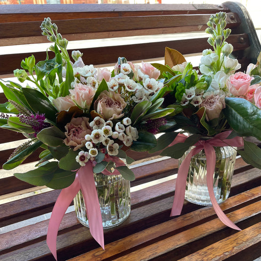 Bendigo Florist vase arrangement white, green and pink flowers. Seasonal fresh, sustainable florist Bendigo. Delivering across Bendigo.