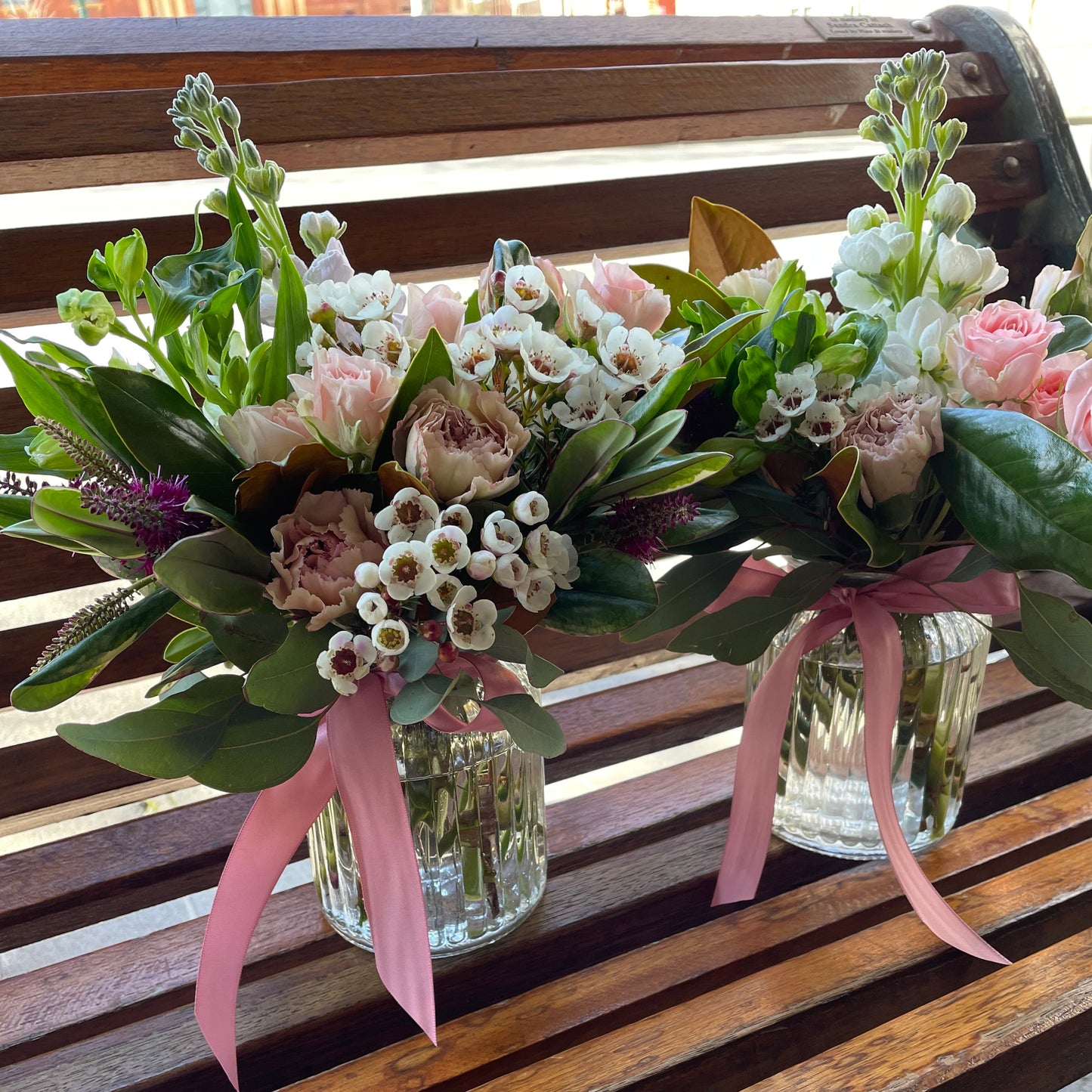 Bendigo Florist vase arrangement white, green and pink flowers. Seasonal fresh, sustainable florist Bendigo. Delivering across Bendigo.