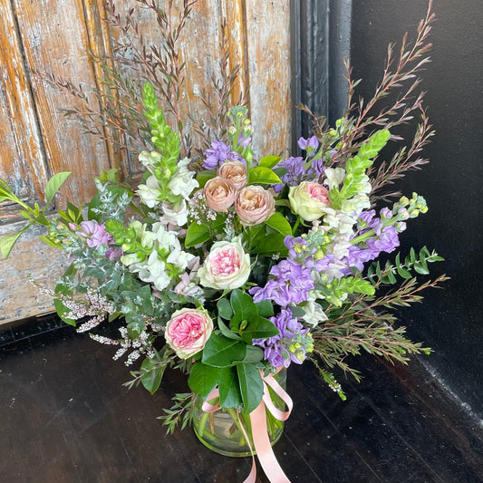 Soft pastel seasonal flowers in Bendigo presented in a glass vase by Bendigo Florist Blumetown.