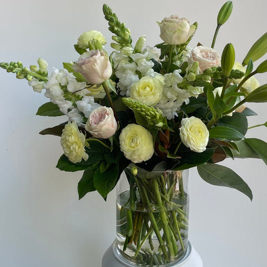 Soft pastel seasonal flowers in Bendigo presented in a glass vase by Bendigo Florist Blumetown. 